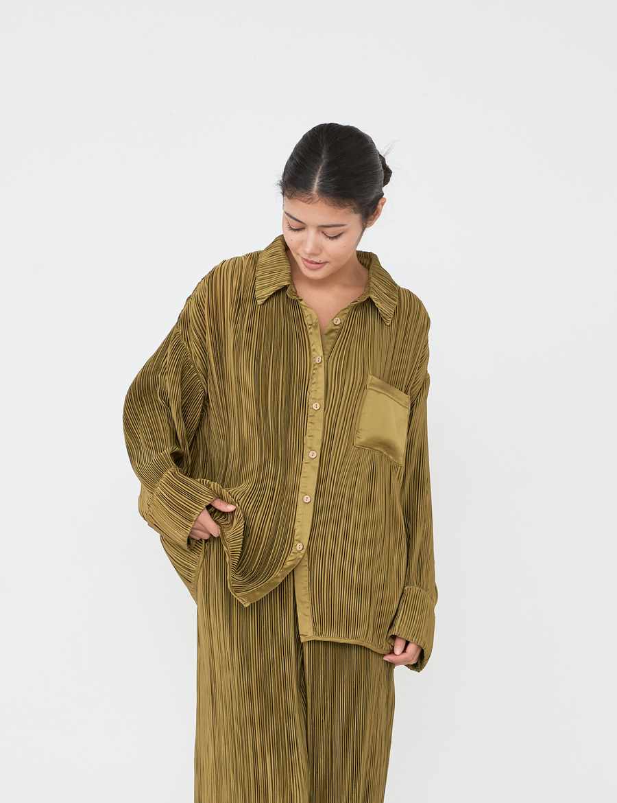 elegant satin pleated shirt / 松葉(khaki)