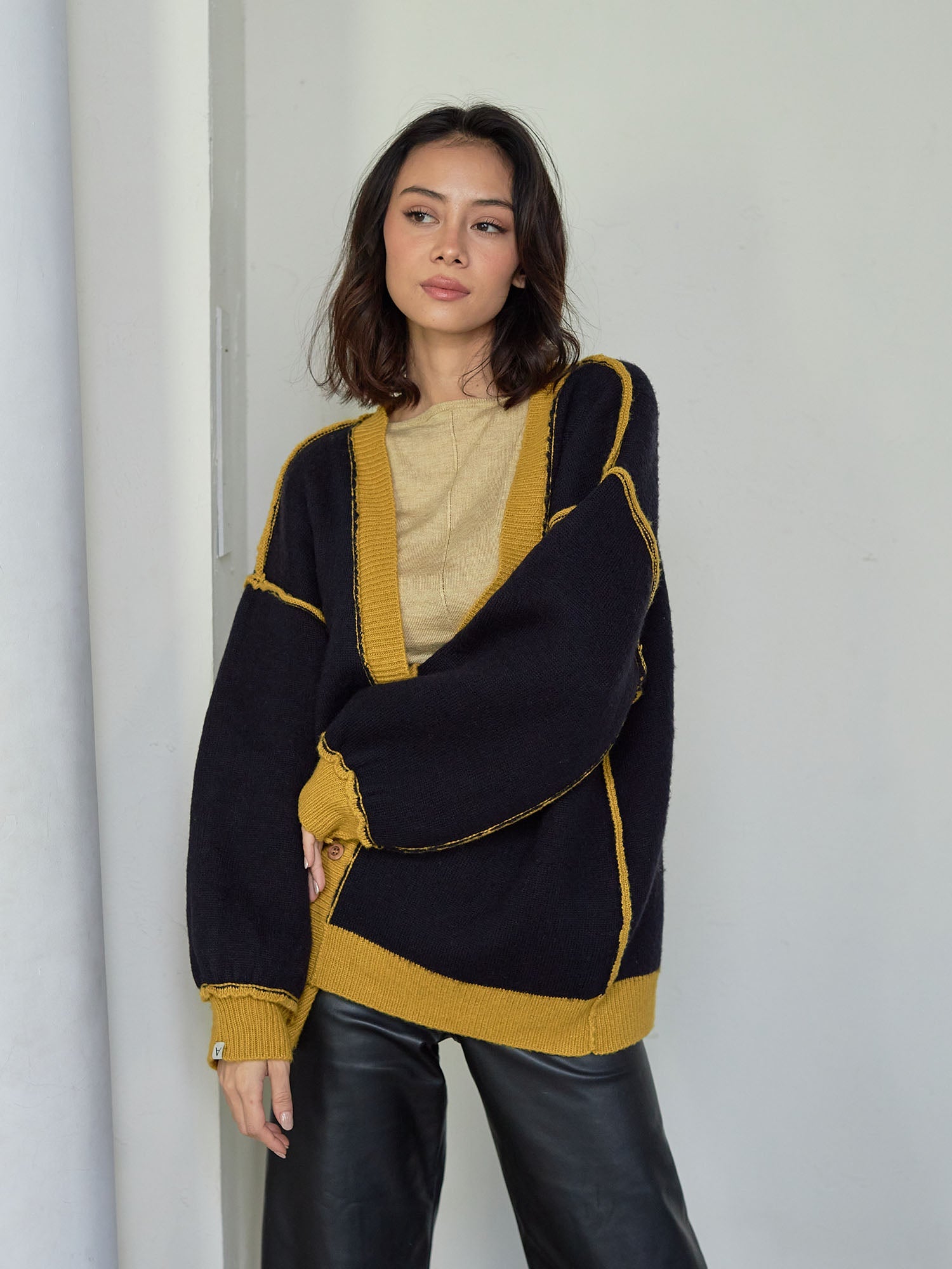 reversible V-neck knit cardigan / 蜂蜜(mustard × navy)