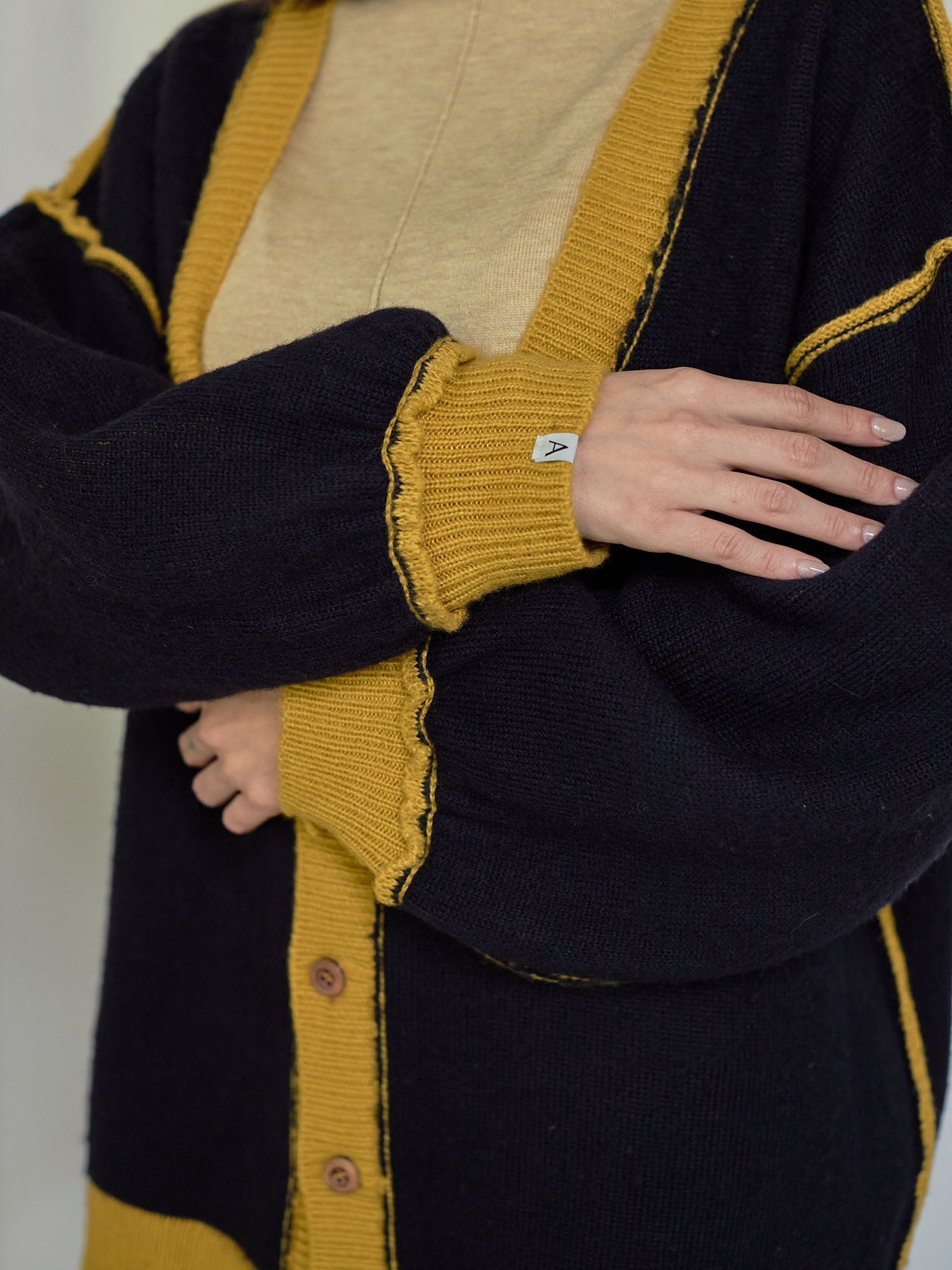 reversible V-neck knit cardigan / 蜂蜜(mustard × navy)