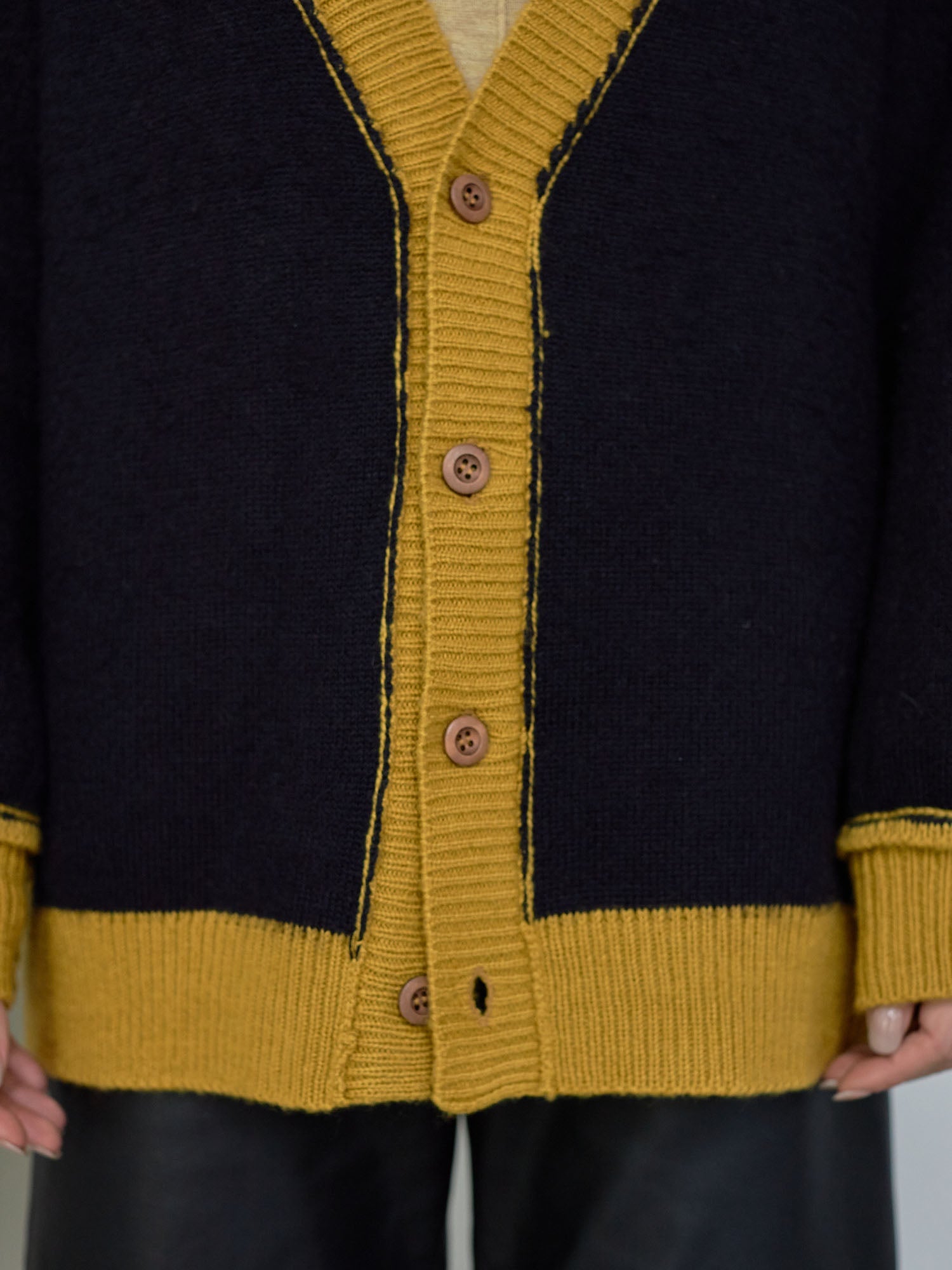 reversible V-neck knit cardigan / 蜂蜜(mustard × navy)