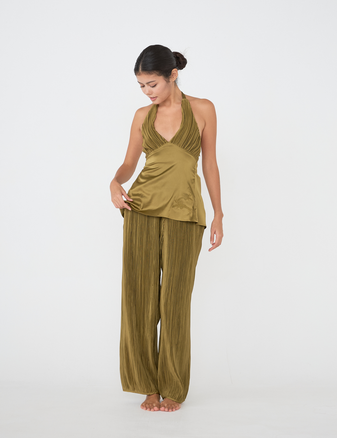 elegant satin pleated camisole / 松葉(khaki)