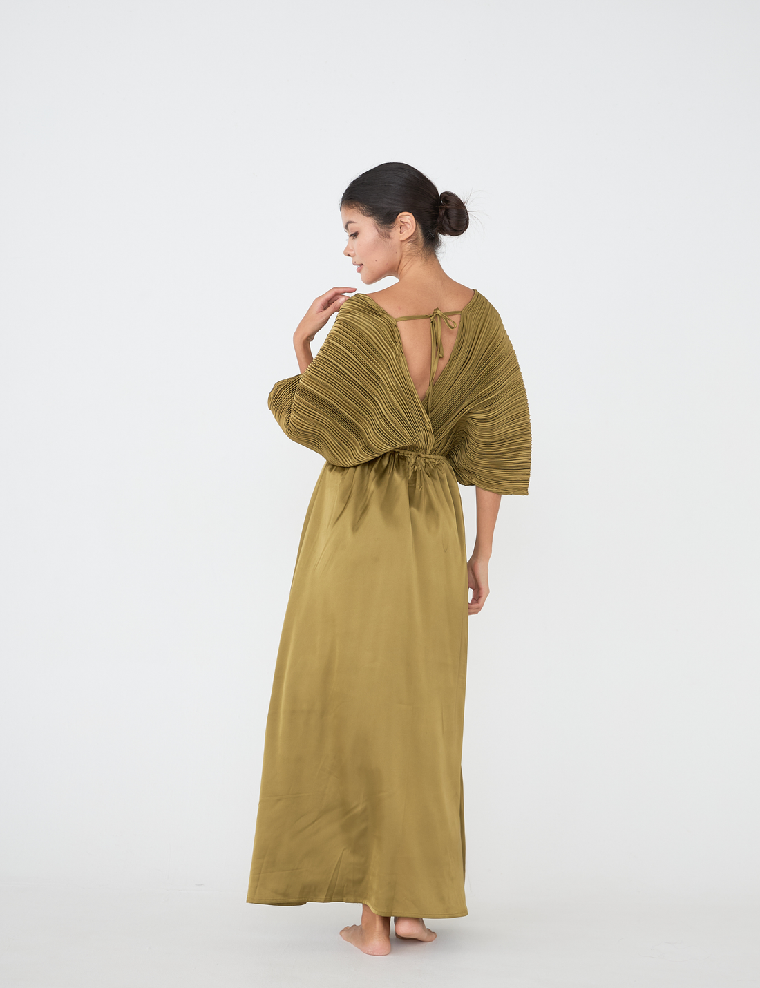 elegant satin pleated dress / 松葉(khaki)