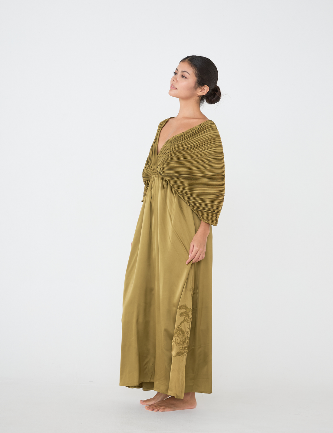 elegant satin pleated dress / 松葉(khaki)