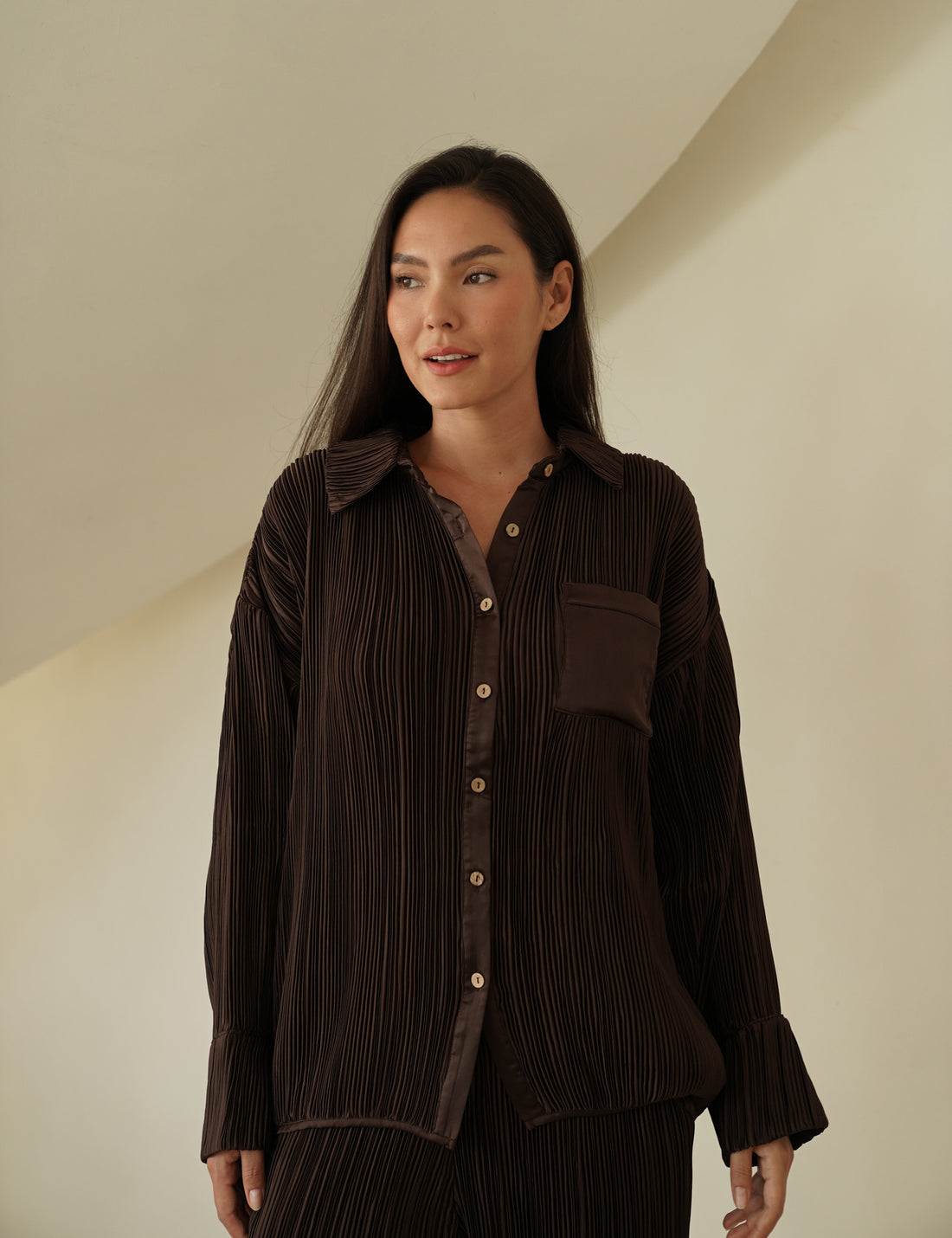 elegant satin pleated shirt / 枯茶(brown)