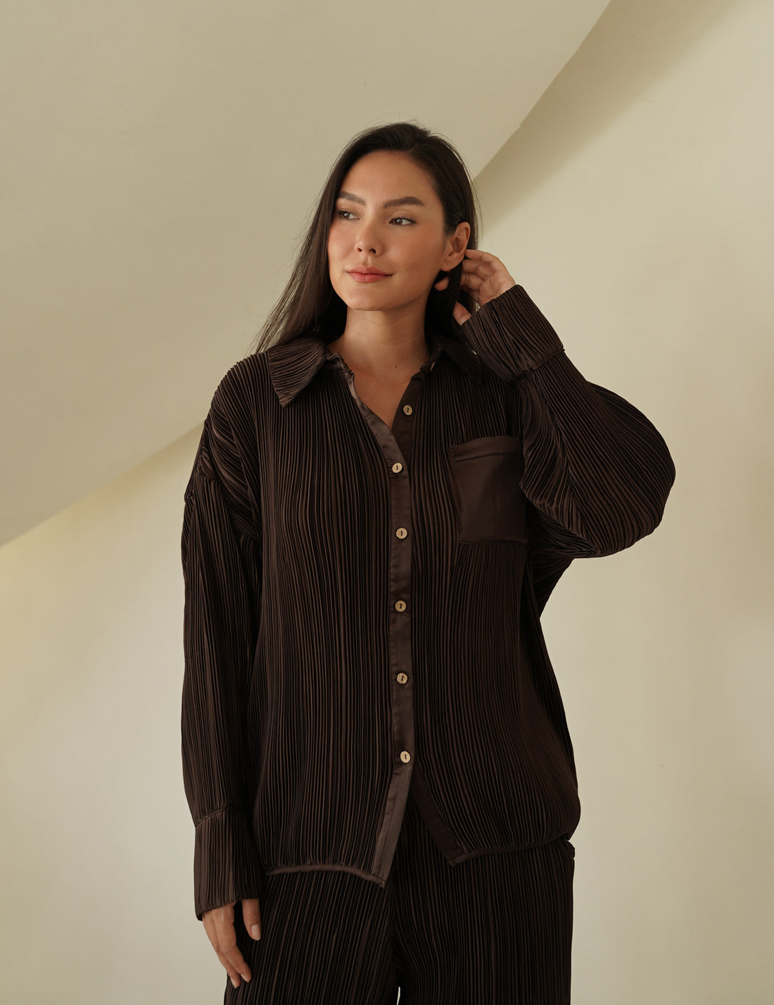 elegant satin pleated shirt / 枯茶(brown)