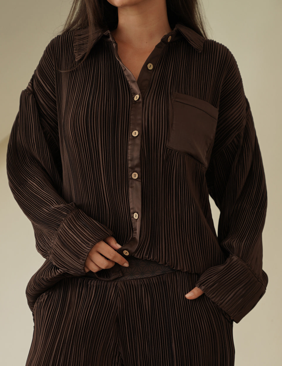 elegant satin pleated shirt / 枯茶(brown)